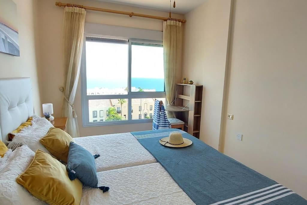 um quarto com uma cama e vista para o oceano em Ocean view apartment in Golf del Sur em San Miguel de Abona