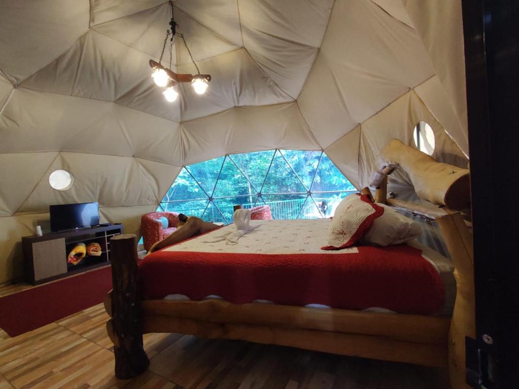 - une chambre avec un lit dans une tente dans l'établissement Tree houses Bosque Nuboso Monteverde, à Monteverde Costa Rica