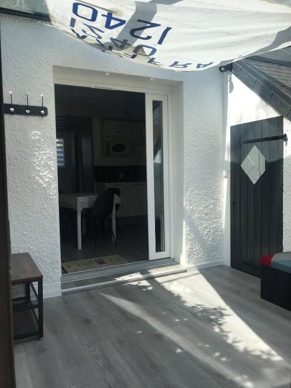 Fotografia z galérie ubytovania Petite maison avec piscine à 500m de la plage v destinácii Guidel