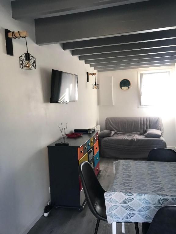 Televízia a/alebo spoločenská miestnosť v ubytovaní Petite maison avec piscine à 500m de la plage