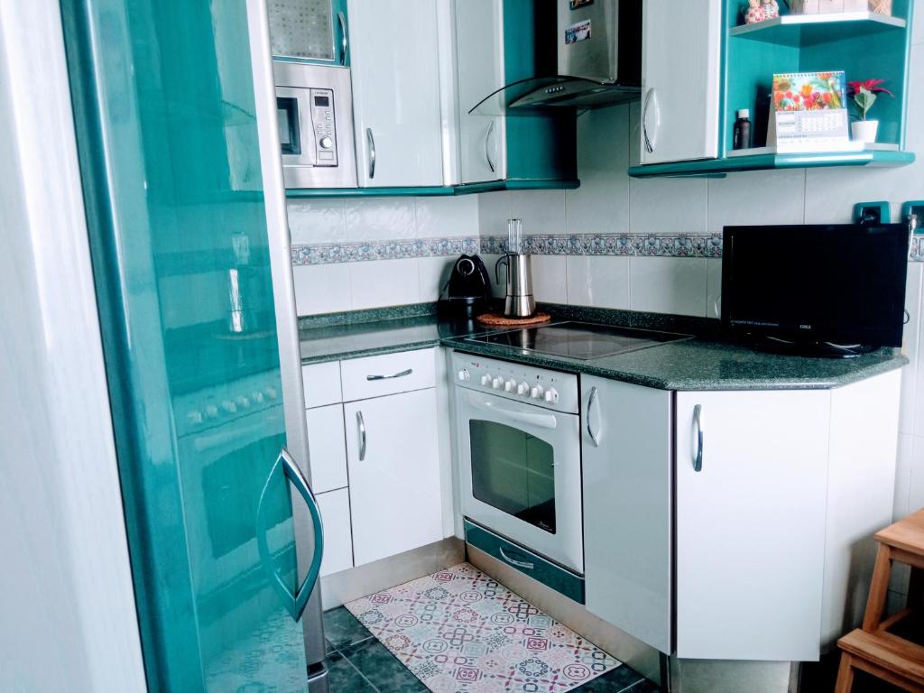 - une cuisine avec des placards blancs et une cuisinière dans l'établissement Habitación 1 con vistas, à Bilbao