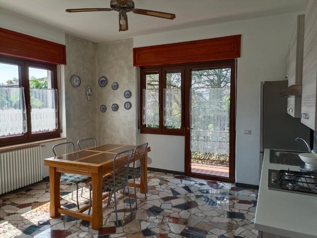 een keuken met een tafel en stoelen in een kamer bij Appartamento doppi bagni sei posti letto in Viverone