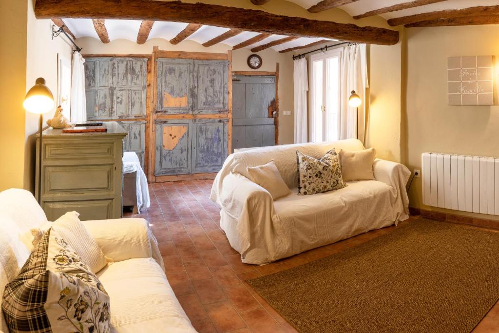 SidroAndCo Rural Home في Secastilla: غرفة معيشة مع أريكة بيضاء وطاولة