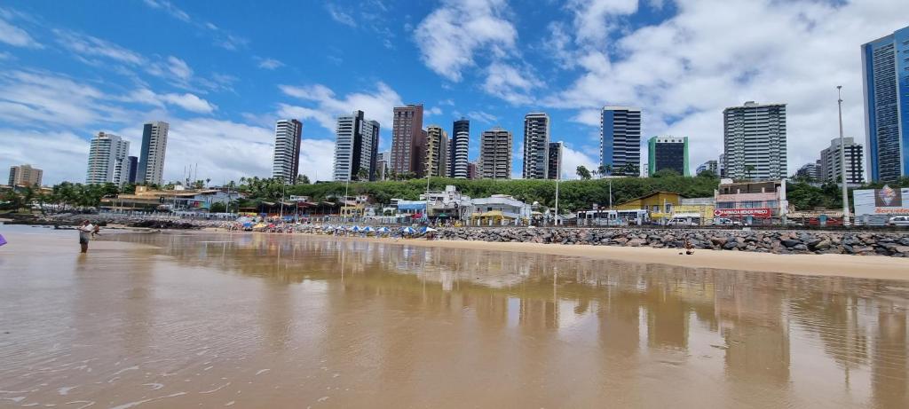 widok na plażę z miastem w tle w obiekcie Hotel Beira Mar w mieście Natal
