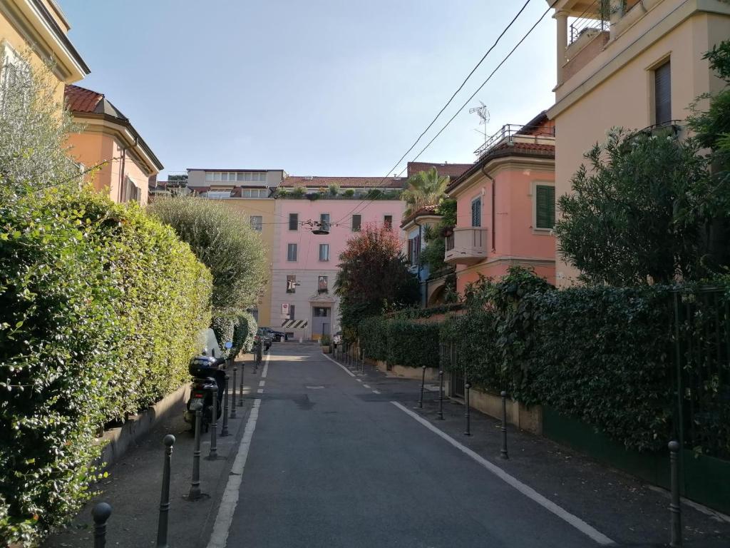 eine leere Straße in einer Stadt mit Gebäuden in der Unterkunft DreaMilan B&B in Mailand