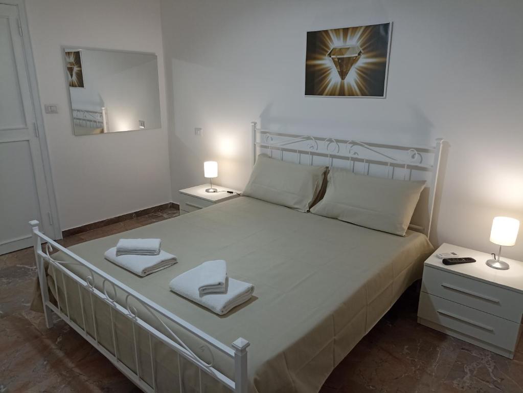 A bed or beds in a room at A&C GUEST BLACK DIAMOND