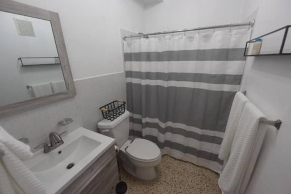 Koupelna v ubytování Cozy apartment in the heart of the city