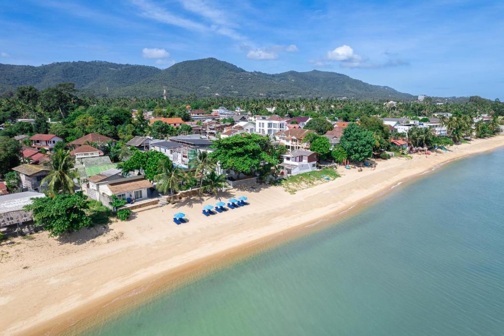 Baanfah Resort Samui في شاطئ مينام: اطلالة جوية على شاطئ في منتجع