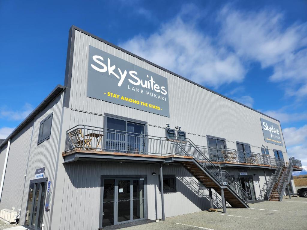 budynek z znakiem na boku w obiekcie Sky Suites - Lake Pukaki, Mount Cook w mieście Twizel