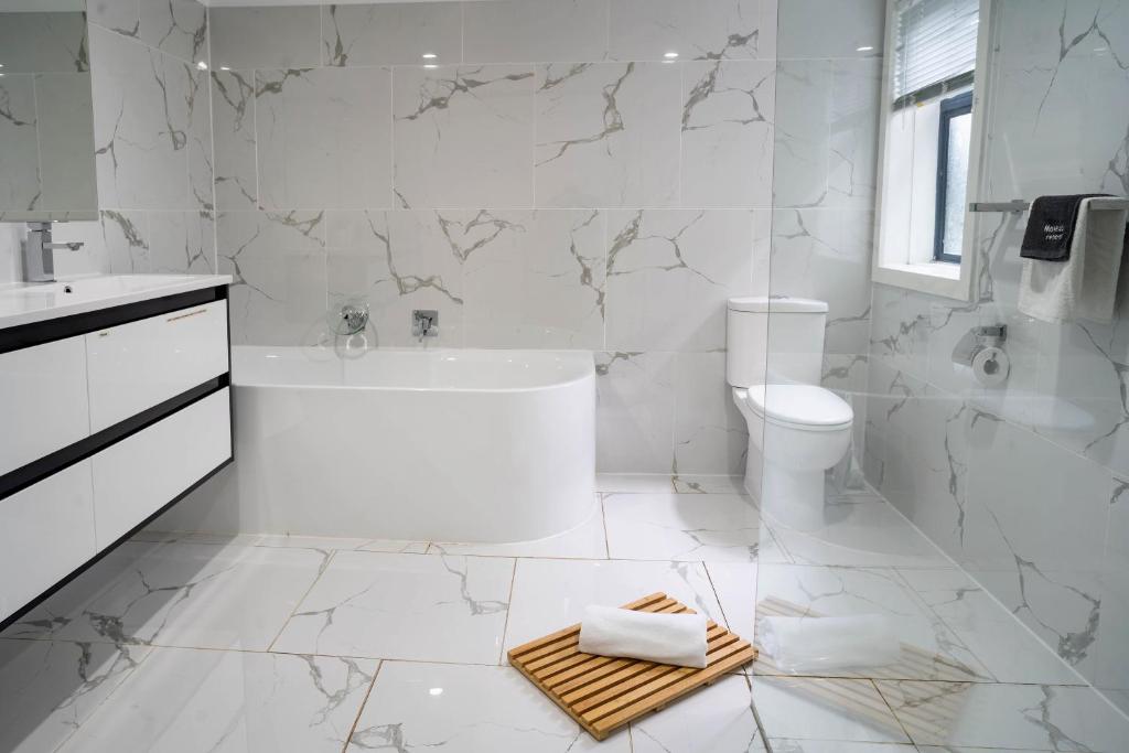 bagno bianco con vasca e servizi igienici di Sherrard Spacious Family Place a Nerrina