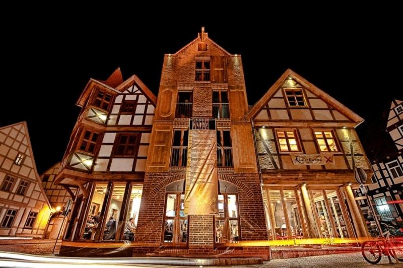 Un grand bâtiment est éclairé la nuit. dans l'établissement Exempel Schlafstuben und Quartier Langer Hals, à Tangermünde
