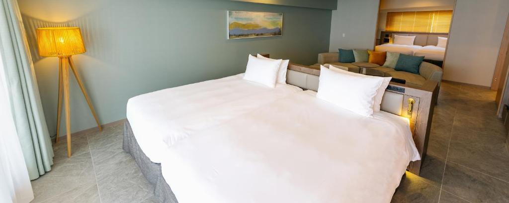 Postel nebo postele na pokoji v ubytování AQUASENSE Hotel & Resort