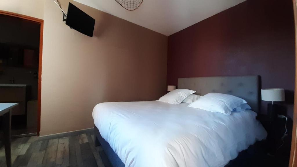 Postel nebo postele na pokoji v ubytování Logis Hôtel Restaurant Le 1050