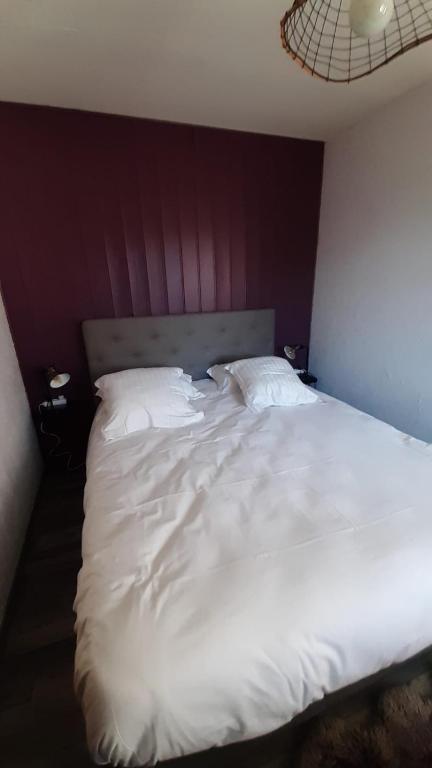 Postel nebo postele na pokoji v ubytování Logis Hôtel Restaurant Le 1050