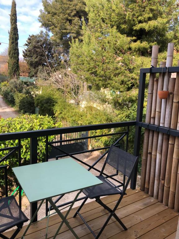 niebieski stół i krzesła na tarasie w obiekcie Le Studio Sausset w mieście Sausset-les-Pins