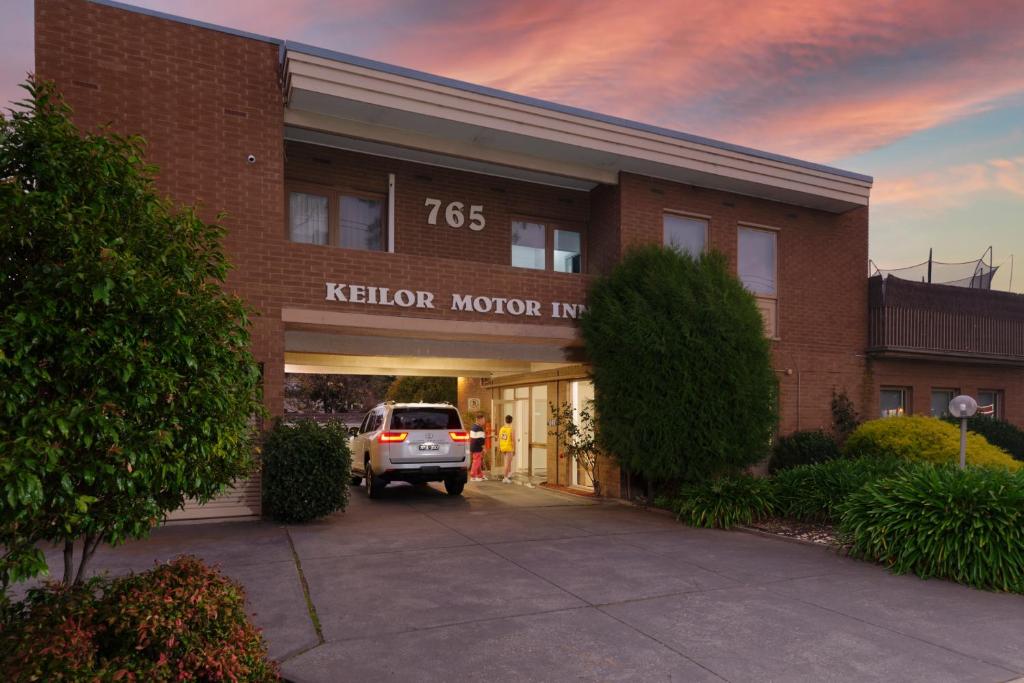 um carro estacionado em frente a uma estalagem automóvel em Keilor Motor Inn em Keilor