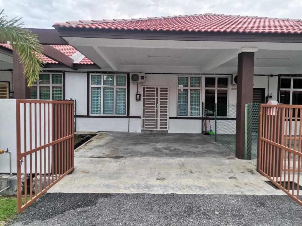 uma casa com um portão em frente em Mahren Homestay - Homestay Merlimau Serkam Melaka 