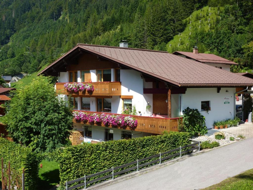 una casa con flores en sus balcones en Haus Christopherus, en Klösterle am Arlberg