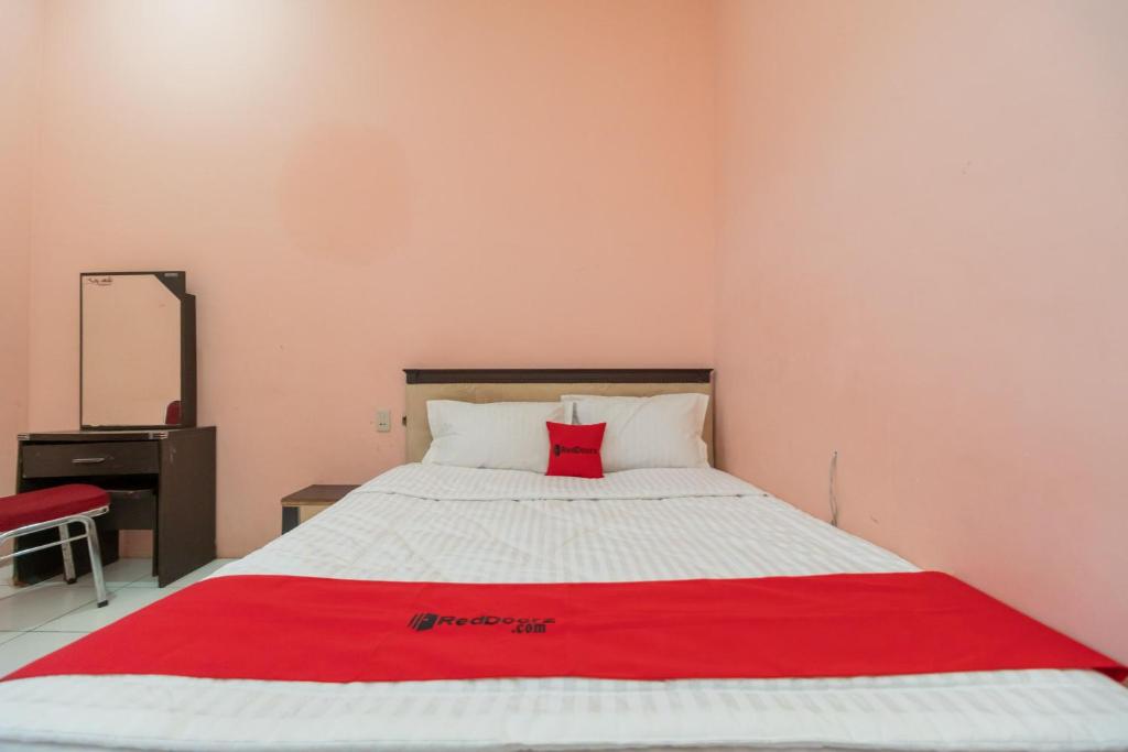 RedDoorz near Silangit International Airport - Standard Double Room