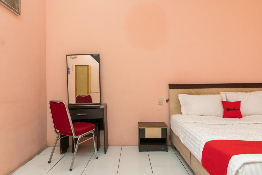 RedDoorz near Silangit International Airport - Economy Double Room