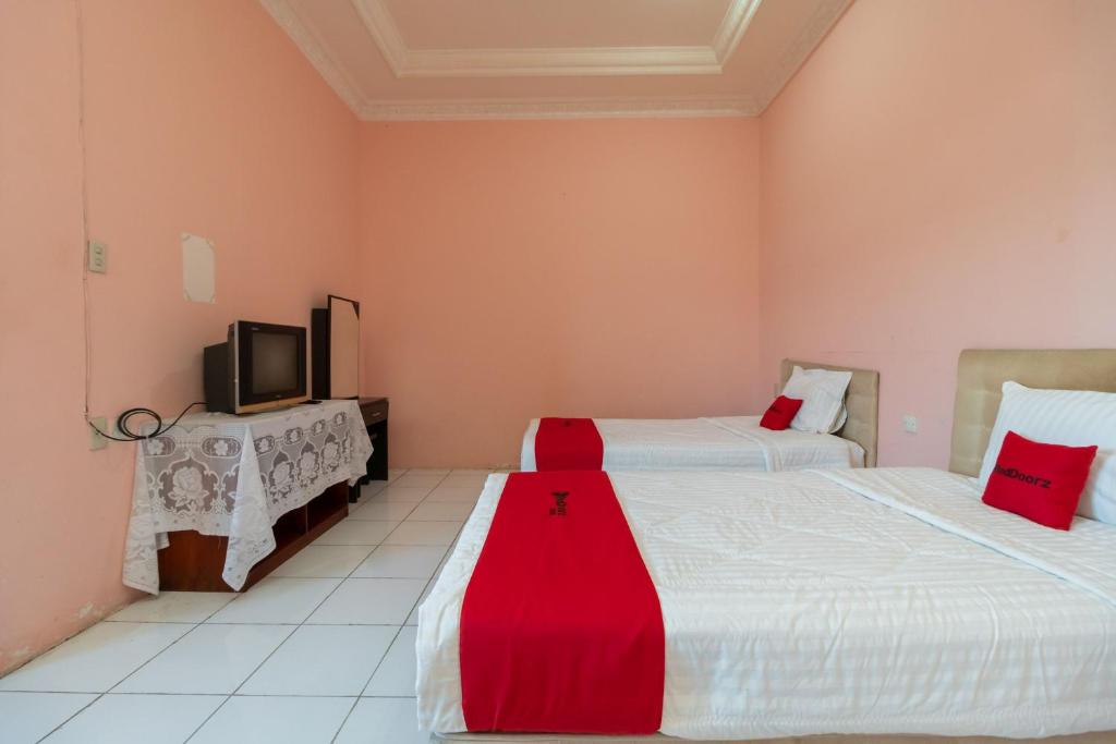 RedDoorz near Silangit International Airport - Deluxe Twin Room
