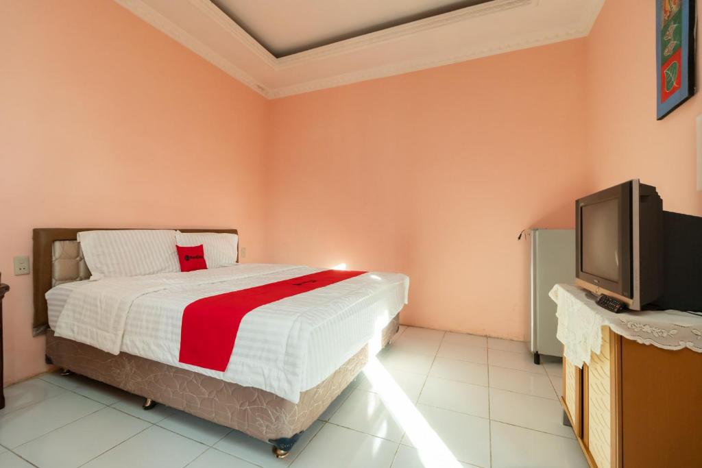 RedDoorz near Silangit International Airport - Suite
