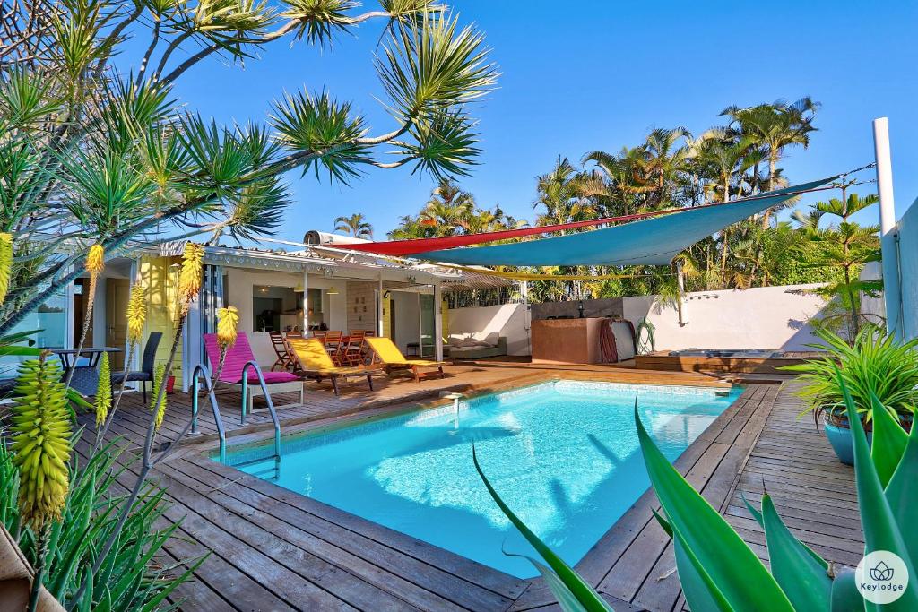 a house with a swimming pool and a deck at Villa Honorine - Piscine privée - Saint-Gilles in Saint-Gilles-les Hauts