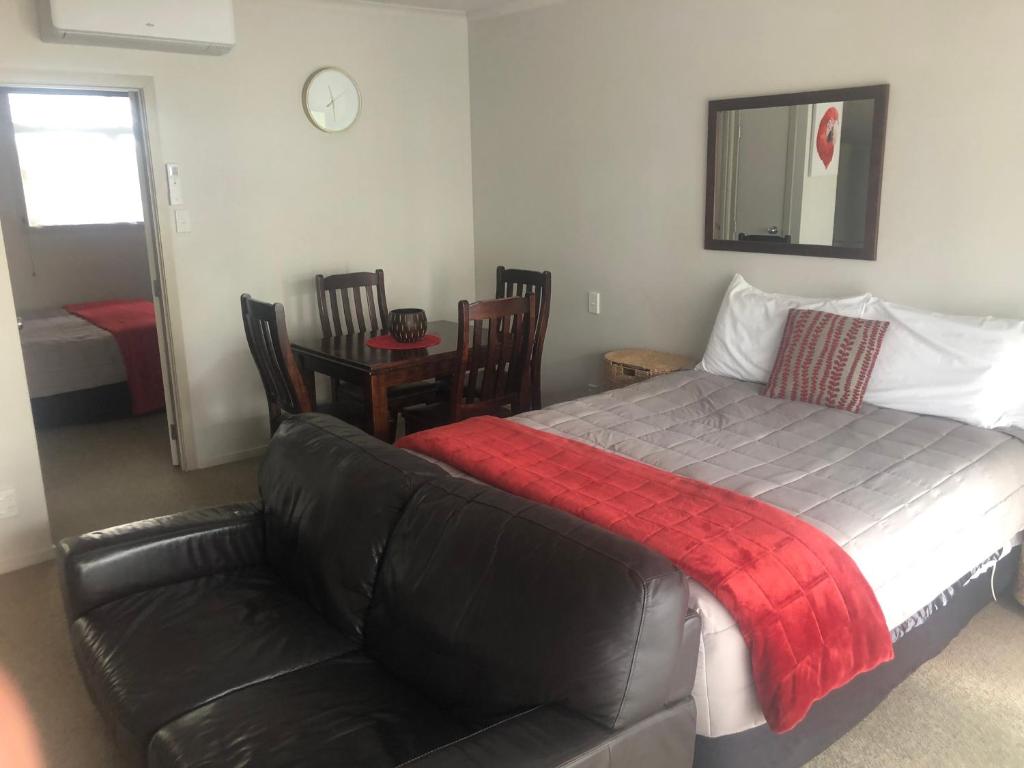 Postel nebo postele na pokoji v ubytování Absolute Lake View Motel