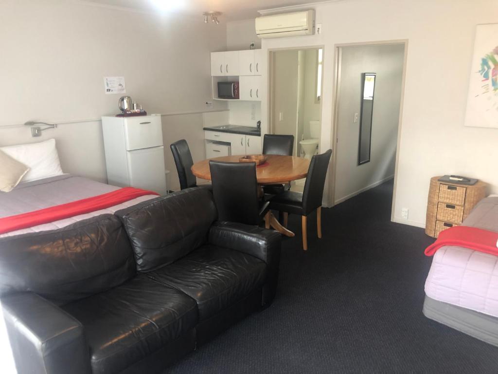 Kuchyň nebo kuchyňský kout v ubytování Absolute Lake View Motel