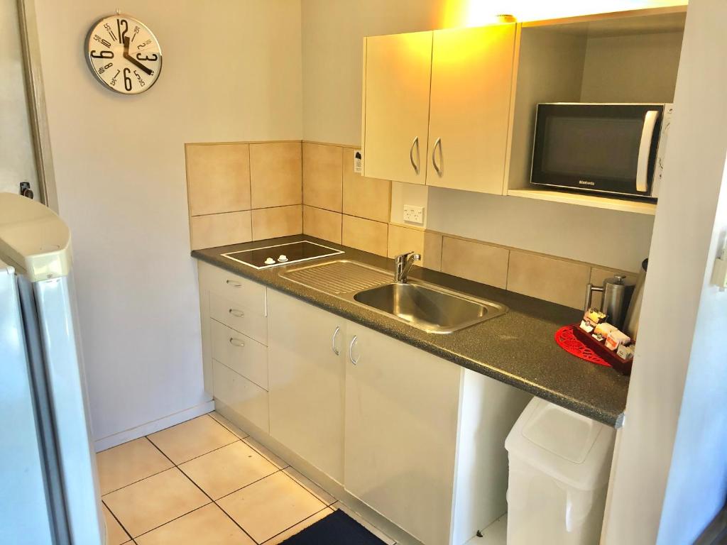 Kuchyň nebo kuchyňský kout v ubytování Absolute Lake View Motel