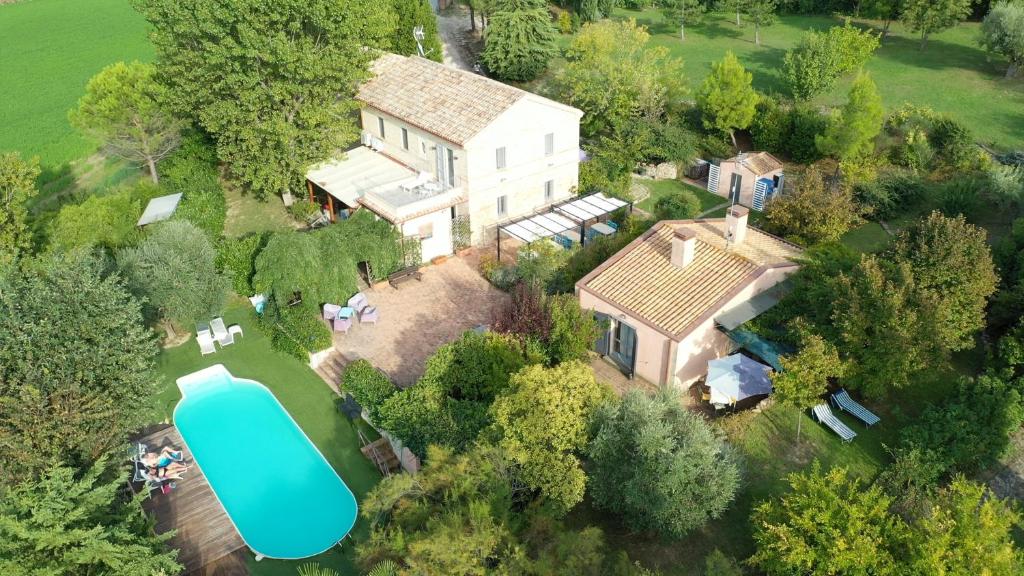 una vista aérea de una casa con piscina en Casali Marchigiani - Ville vacanza private con piscina, en Ostra