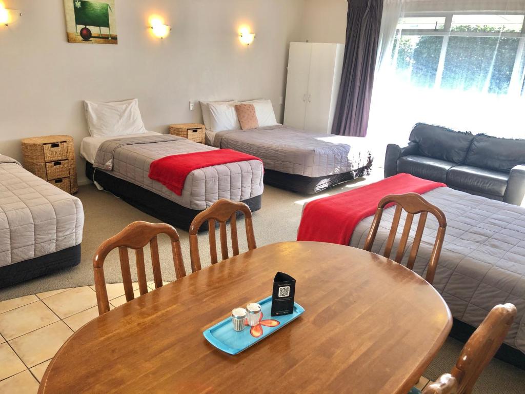 Postel nebo postele na pokoji v ubytování Absolute Lake View Motel