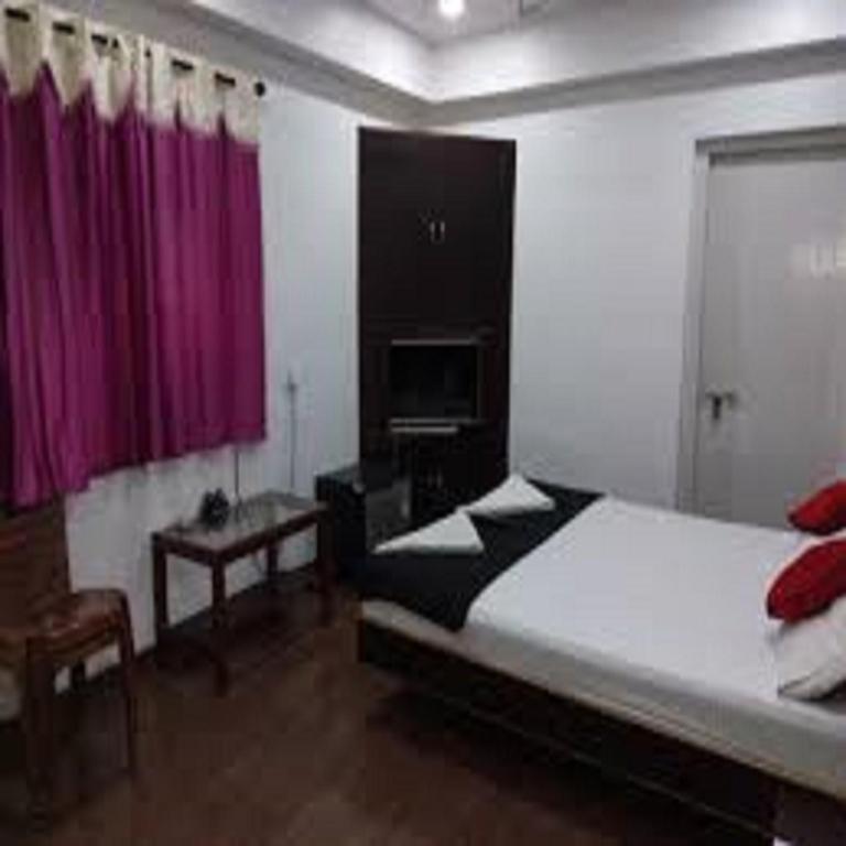 Postel nebo postele na pokoji v ubytování Hotel Geetanjali St Bus Stand Panvel