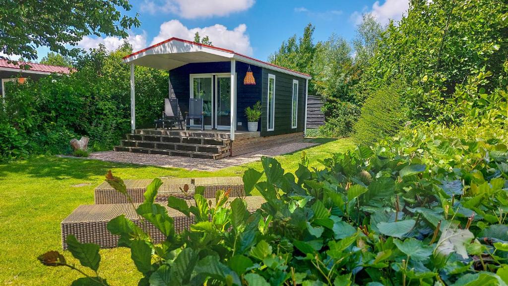 Cette petite cabine dispose d'une terrasse couverte dans la cour. dans l'établissement De Zilte Zeehoeve, à Ellemeet