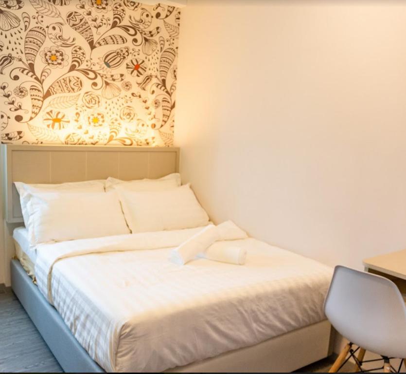 雪邦的住宿－THE CROWN HOTEL @ KLIA，一间小卧室,配有一张床和一把椅子