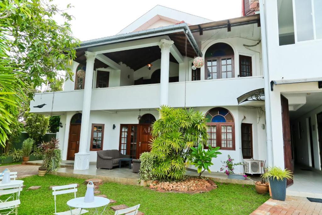 uitzicht op de voorkant van een huis bij Maria Villa in Negombo