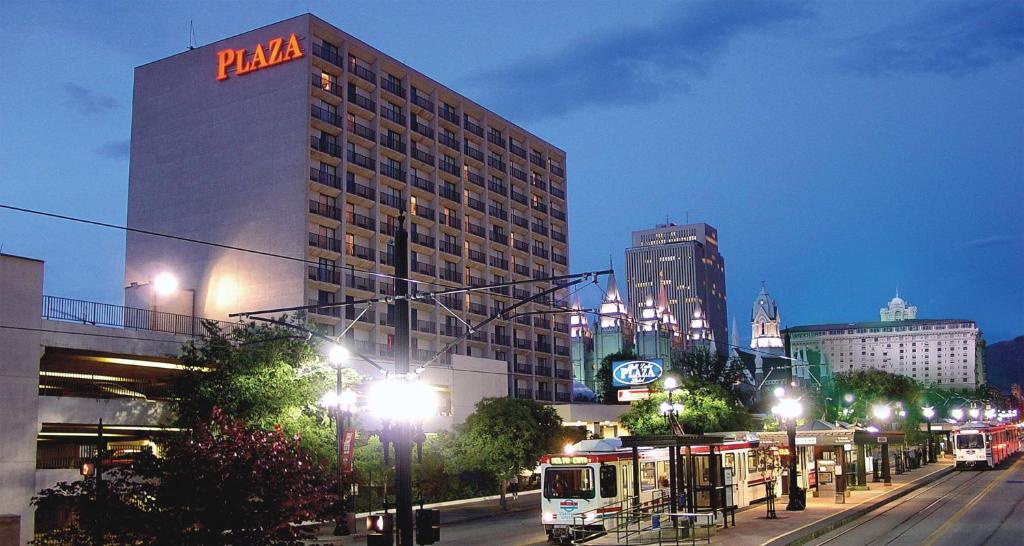 un edificio alto con un cartel en una ciudad en Salt Lake Plaza Hotel SureStay Collection by Best Western, en Salt Lake City