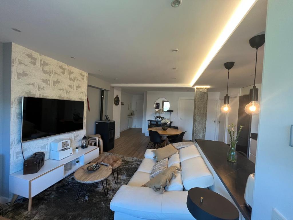 TV a/nebo společenská místnost v ubytování San Bernardo Apartamento de lujo con ascensor, Wifi y vistas a Collarada