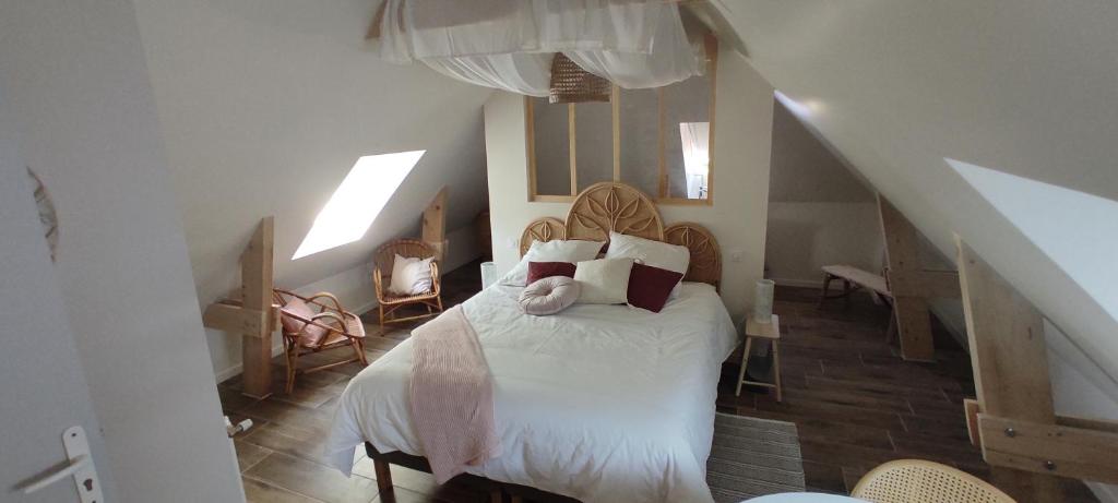 - une chambre avec un lit et un escalier dans l'établissement Ty Madelez, Chambres de charme, Gîtes, Crêperie et Spa, à La Roche-Derrien