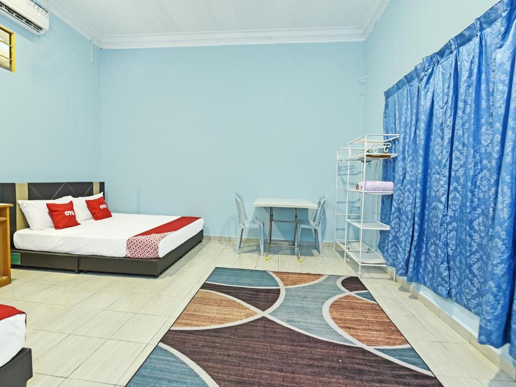 - une chambre avec un lit et une table avec une échelle dans l'établissement OYO 90551 Zn Mix Homestay & Roomstay, à Kampung Raja