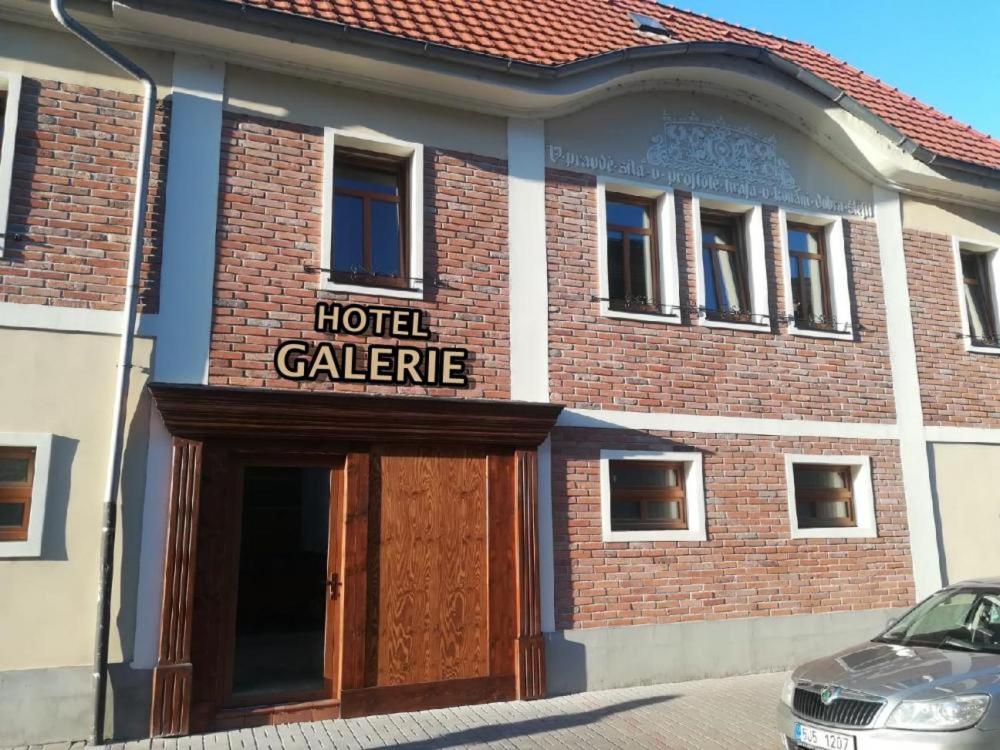 un bâtiment d'hôtel avec une porte d'entrée à l'avant dans l'établissement Hotel Galerie, à Roudnice nad Labem