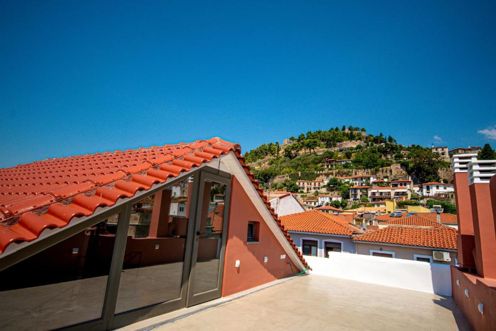 - une vue depuis le toit d'une maison avec une montagne dans l'établissement Porto Enetiko, à Naupacte