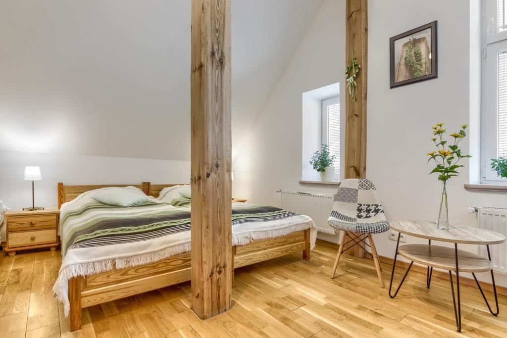 Postel nebo postele na pokoji v ubytování Stara Szkola Trzcin 20