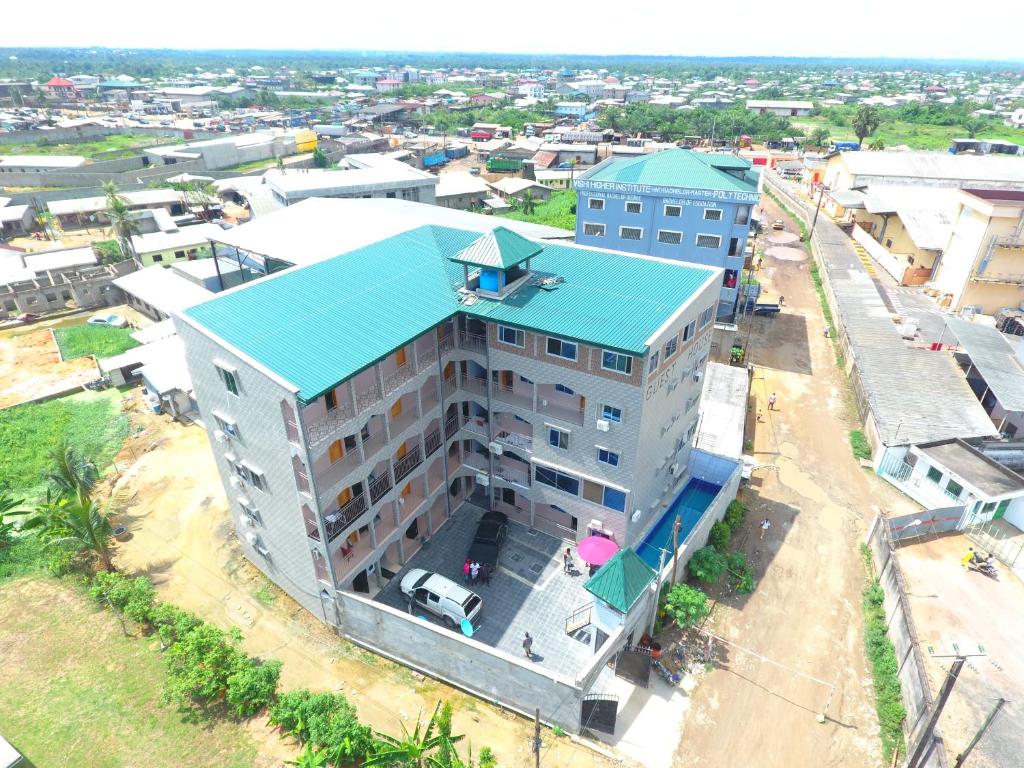 een uitzicht op een gebouw met een blauw dak bij MEJOM HOTEL & APARTMENTS Douala - Ndobo Bonaberi in Douala