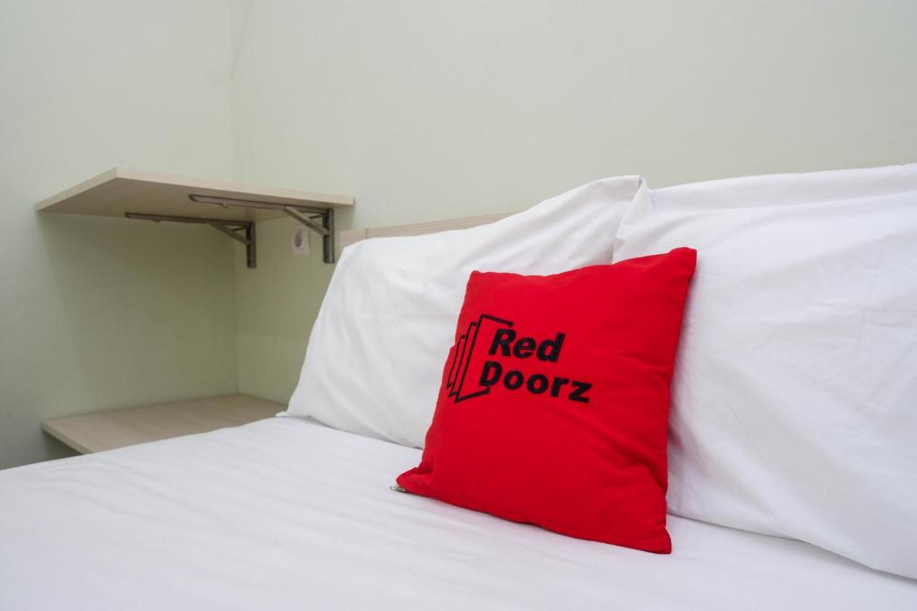 Postel nebo postele na pokoji v ubytování RedDoorz Syariah near Gerbang Tol Krapyak 2 Semarang