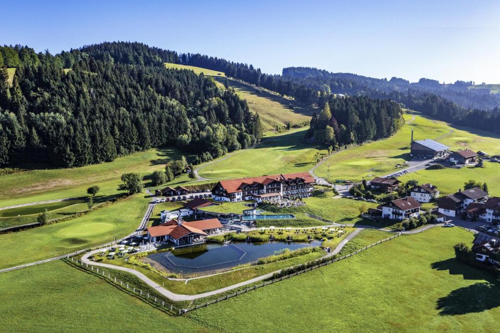 uma vista aérea de um resort com um campo de golfe em Haubers Naturresort Gutshof em Oberstaufen