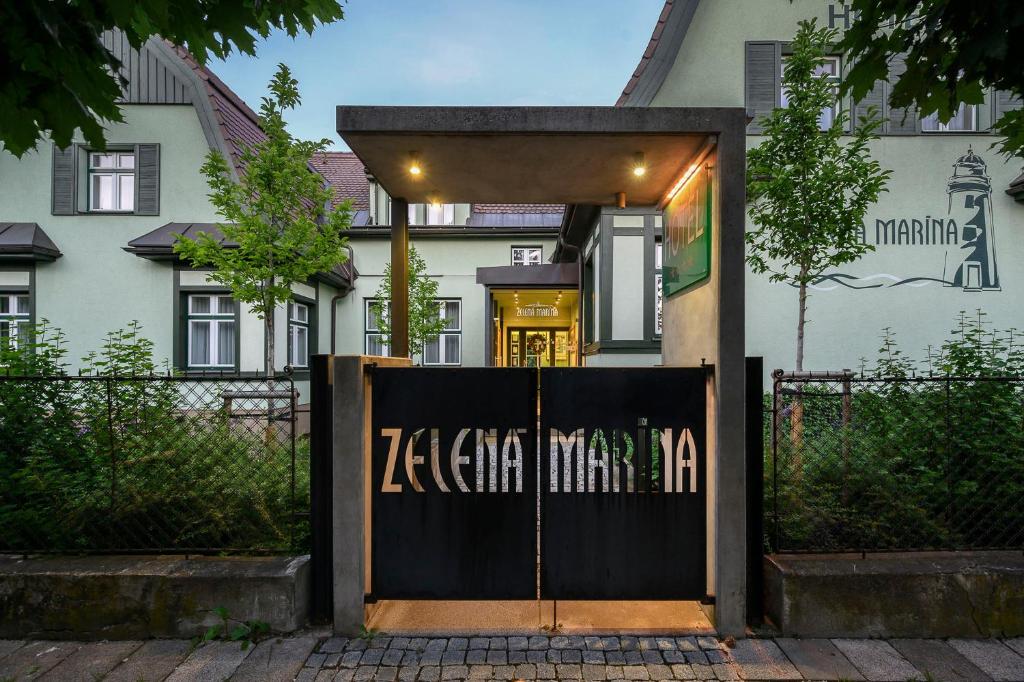 una casa con una puerta delante de ella en Hotel Zelená Marina, en Vrchlabí