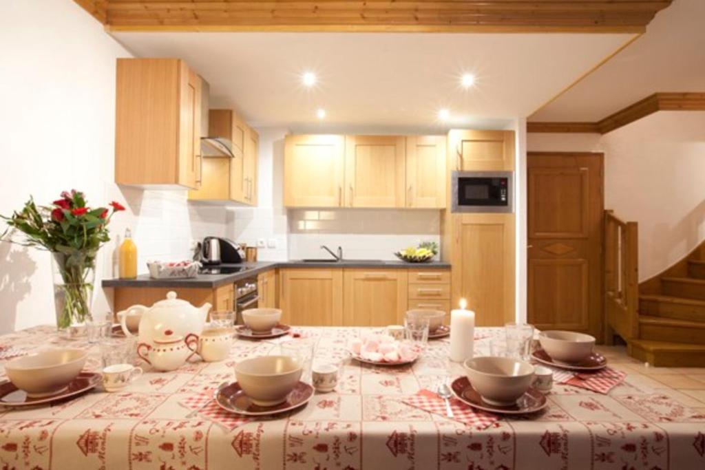 una cocina con mesa y mantel. en Les Granges 14 for 10 people, en Montalbert