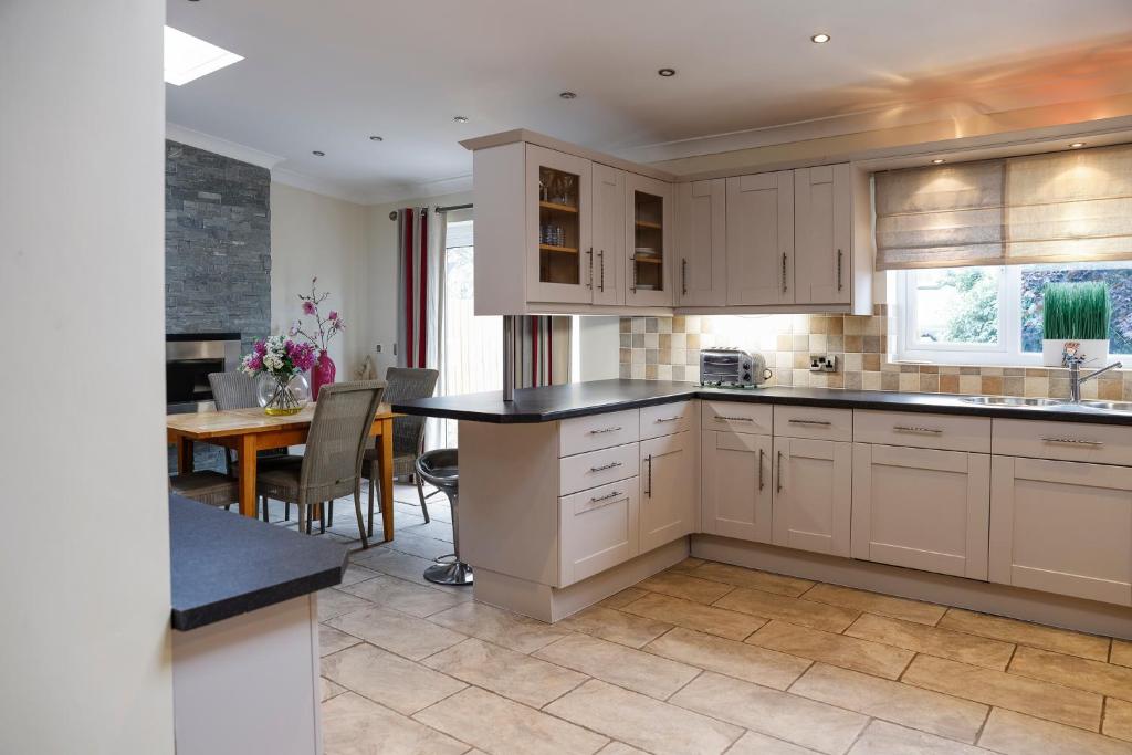 Stylish family home in desirable Penylan + Parking