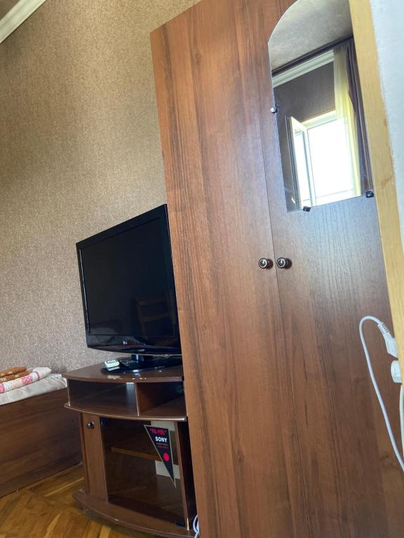 TV a/nebo společenská místnost v ubytování Уютный Дворик